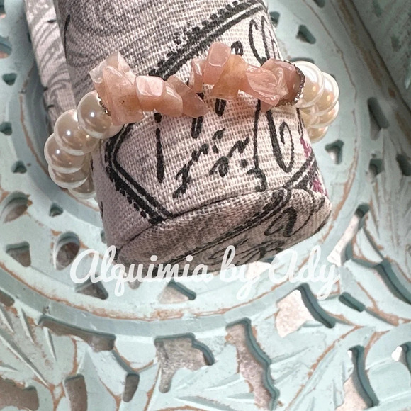 Pearls and Peach moonstone beaded bracelet - Picture 1 of 13